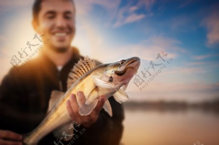 看着大鱼开心的男人图片