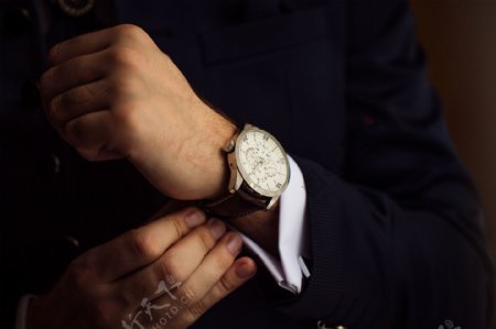 戴手表的商务男人图片