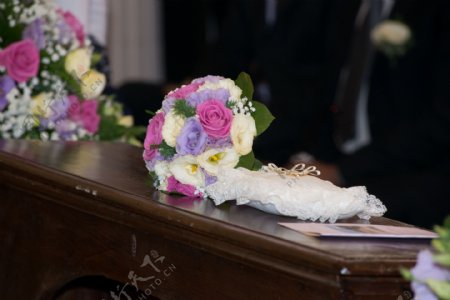桌子上的花束和婚戒图片