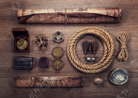 木板上的航海用品图片