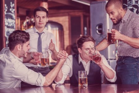 喝啤酒掰手腕的男人图片