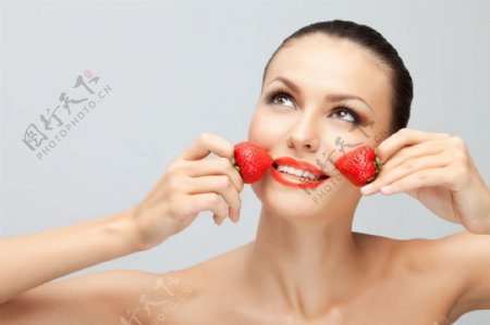 吃草莓的人物图片