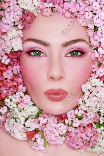 花朵包围的外国女性面孔图片
