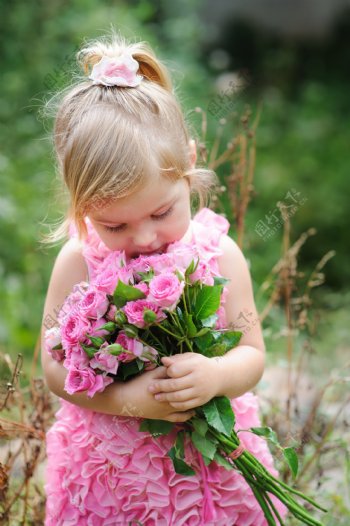 怀抱粉玫瑰的小女孩图片