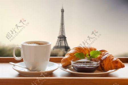 巴黎埃菲尔铁塔与面包咖啡图片