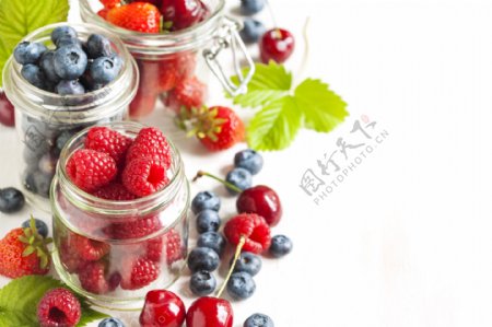 玻璃瓶里的树莓和蓝莓图片