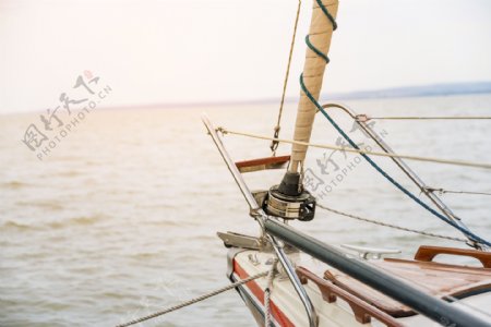 海面上行驶的帆船游艇高清图片