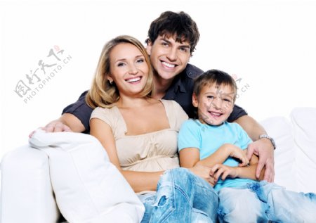 沙发上的幸福家庭图片