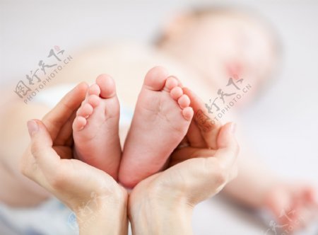 捧在手心里的婴儿双脚图片