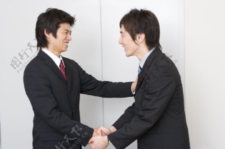 亲切握手合作的商务男性图片