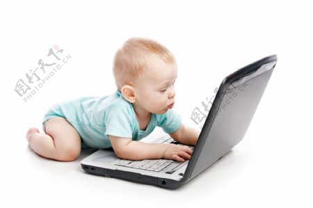 趴着玩电脑的小男孩图片