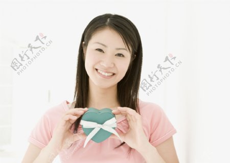 拿着礼盒开心微笑的女孩图片