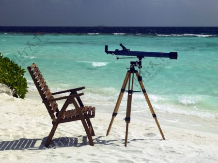 沙滩上的望远镜
