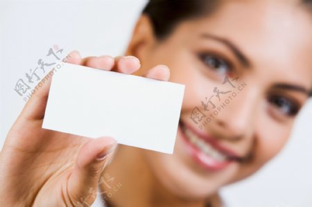 手拿空白卡片的商务女人图片