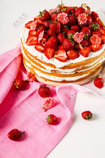 丝绸与草莓蛋糕