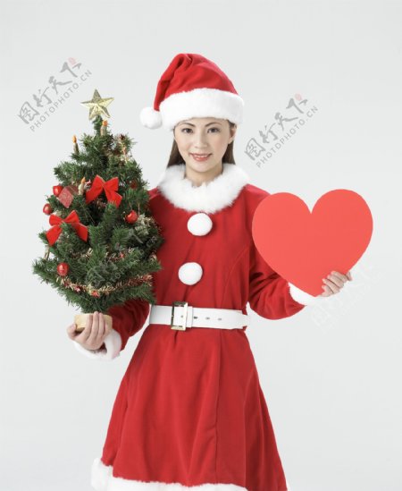 拿着圣诞树和红心的美女图片