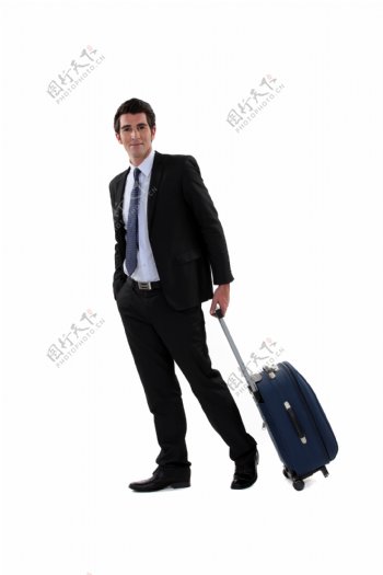 拖着行李箱的男士图片