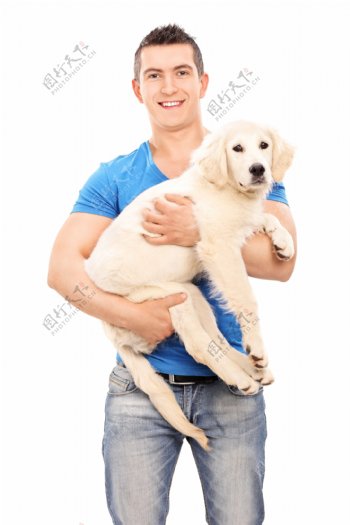 抱着狗的男人图片