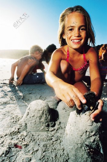沙滩玩耍的女孩图片