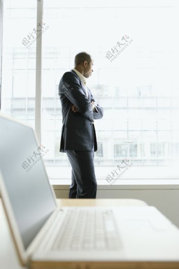 眺望窗外的商业男人图片