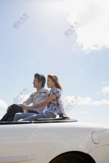 坐在车上的情侣图片