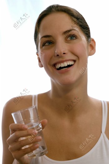 喝开水的性感美女图片