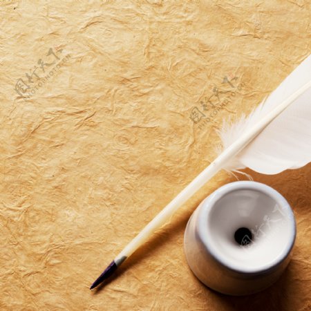 羽毛笔与纸张背景