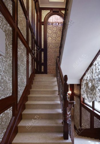 美式别墅楼梯间装修效果图