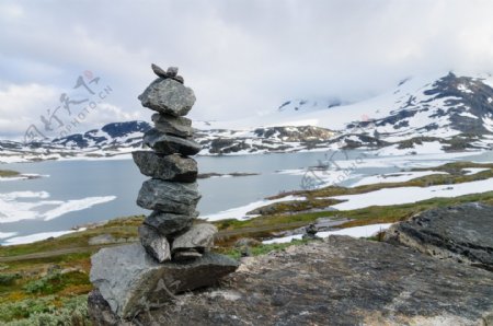 重叠的石块与雪山风景图片