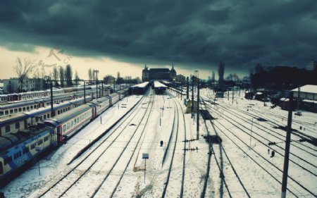 唯美的冬日铁路图片