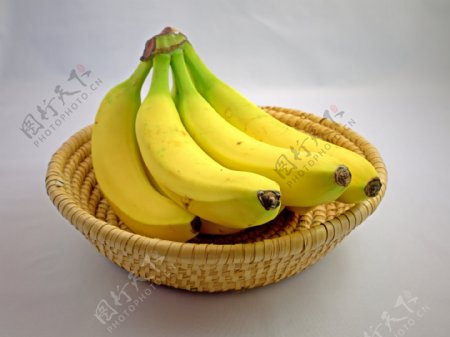 竹盘里的香蕉