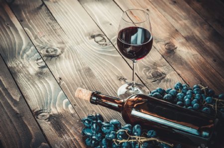 木板上的葡萄与红酒