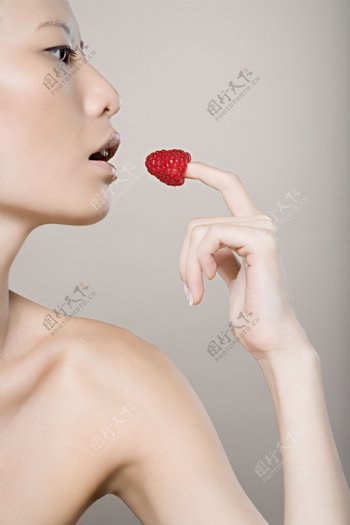 美女品尝草莓图片
