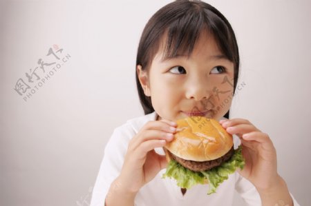 吃汉堡的小女孩图片