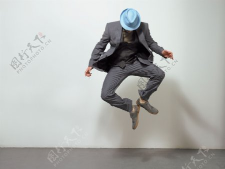 戴帽子跳跃的职业男性图片