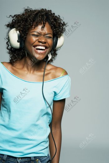 听音乐开心大笑的黑人美女图片