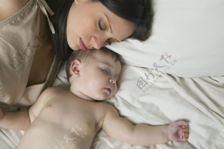 和母亲睡在一起的小婴儿图片