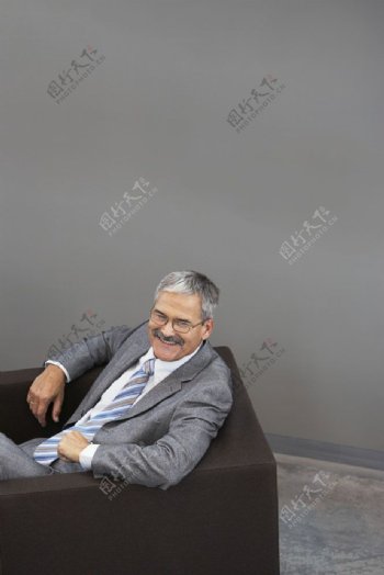 坐着微笑的商务男性图片