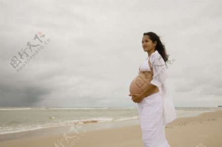 沙滩上的孕妇图片