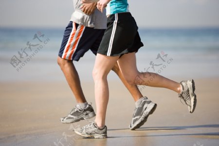 沙滩上跑步的人物图片