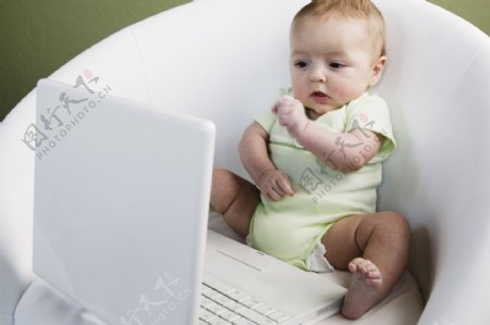 玩电脑的可爱宝宝图片