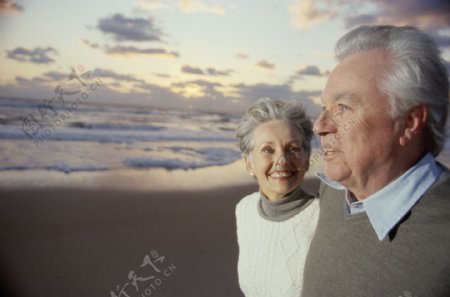 沙滩上的老年夫妻图片