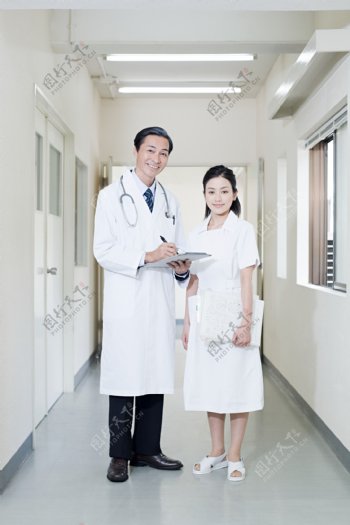商讨文件的男医生与护士图片