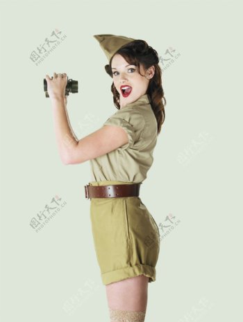 穿着军装拿着望远镜的女人图片