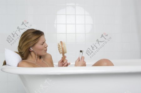 泡澡听音乐的女人图片