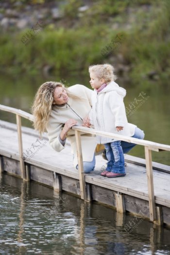 湖边玩耍的母女图片