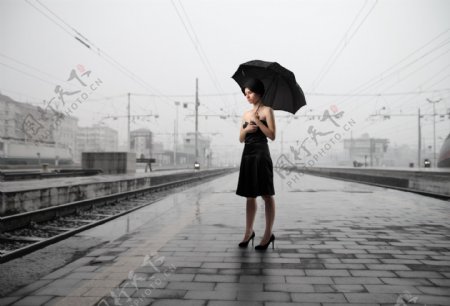车站搭雨伞的美女图片