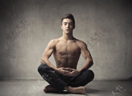 打坐练瑜伽的男人图片