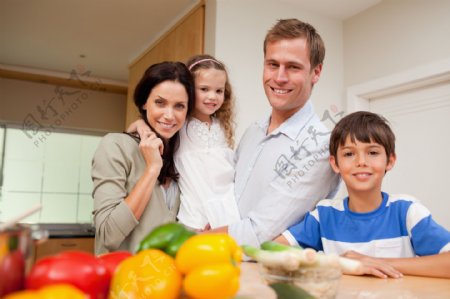幸福家庭与蔬菜图片