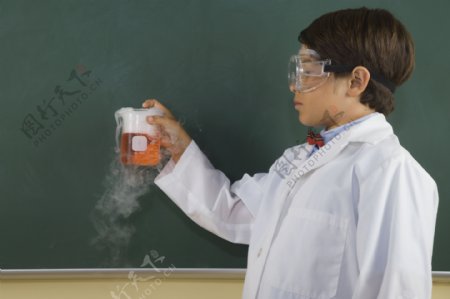 做化学实验的小男孩图片